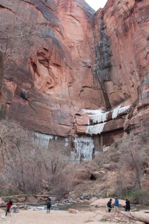 Turistas examinam cachoeira congelada no Zion National Park, em Utah, nos Estados Unidos